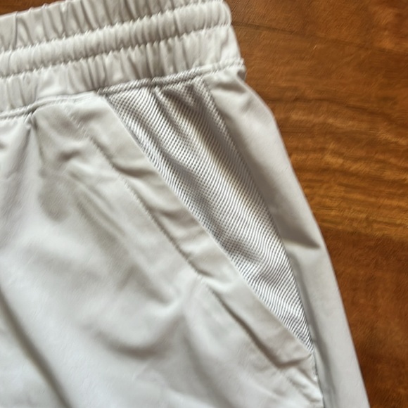 BNWOT light gray under Armour squad warm up pant - Picture 10 of 16